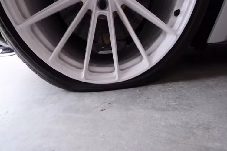 Youtuber không chắc liệu sự cố xảy ra là do lốp bị xẹp hay là triệu chứng của một vấn đề phức tạp hơn. Hệ thống truyền động của chiếc Bugatti Veyron đời 2008 vẫn phản hồi khi anh chọn "Drive" nhưng không phản hồi khi anh chuyển sang chế độ lùi.