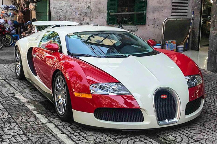 Ban đầu, Bugatti Veyron độc nhất Việt Nam có màu sơn trắng - đỏ tương phản, xe được nhập về Việt Nam năm 2012 theo dạng Việt kiều hồi hương với mức giá 2,3 triệu USD (khoảng hơn 40 tỷ đồng, theo tỷ giá lúc đó).