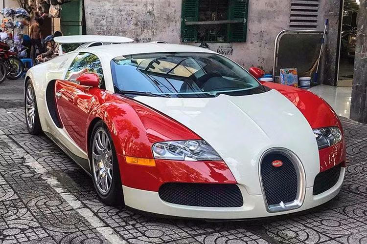 Ban đầu, Bugatti Veyron độc nhất Việt Nam có màu sơn trắng - đỏ tương phản, xe được nhập về Việt Nam năm 2012 theo dạng Việt kiều hồi hương với mức giá 2,3 triệu USD (khoảng hơn 40 tỷ đồng, theo tỷ giá lúc đó).