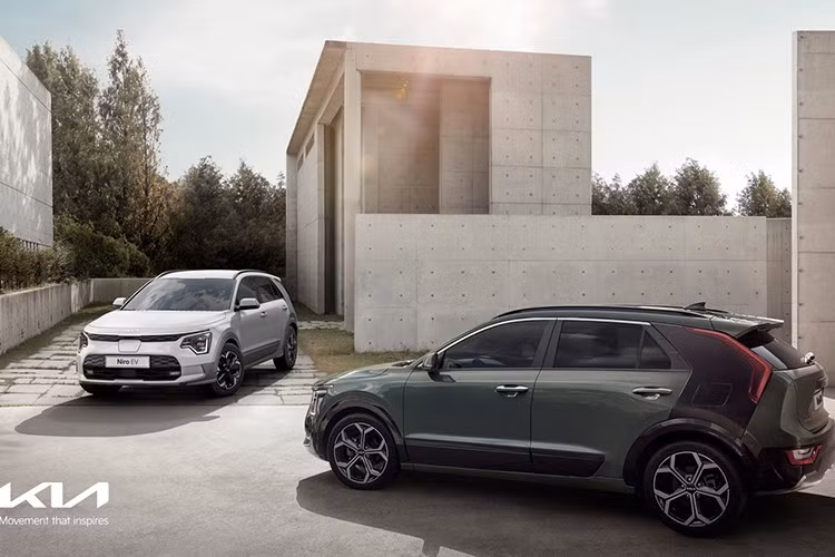 Tại thị trường Hàn Quốc, giá xe Kia Niro Hybrid 2022 dao động từ 26,6 - 33,06 triệu Won (khoảng 507 - 631 triệu đồng) cho có 3 bản trang bị Trendy, Prestige và Signature. Sau Hàn Quốc, mẫu xe này sẽ được bán cả ở thị trường Đông Nam Á, cụ thể là Malaysia, vào quý IV năm nay. Dự tính, xe cũng sẽ sớm về Việt Nam.