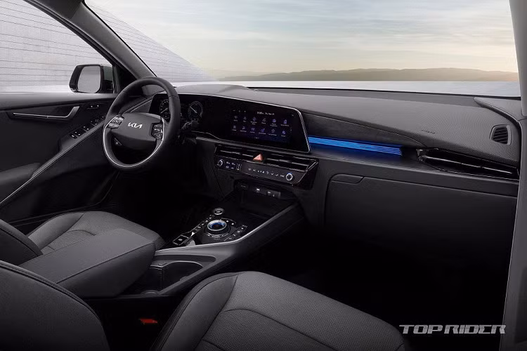 Theo đó, mẫu xe SUV Kia Niro 2022 sở hữu kích thước cụ thể bao gồm chiều dài 4.420 mm, chiều rộng 1.825 mm, chiều cao 1.545 mm và chiều dài cơ sở 2.720 mm. So với thế hệ cũ, mẫu SUV cỡ C này dài hơn 65 mm, rộng hơn 20 mm, cao hơn 10 mm và chiều dài cơ sở tăng 20 mm.