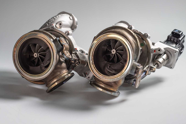 G-Power hoàn thiện hệ thống với ống xả phủ carbon. G-Power kết hợp sức mạnh bổ sung của Typhoon với một số chi tiết nâng cấp ở bên ngoài xe.