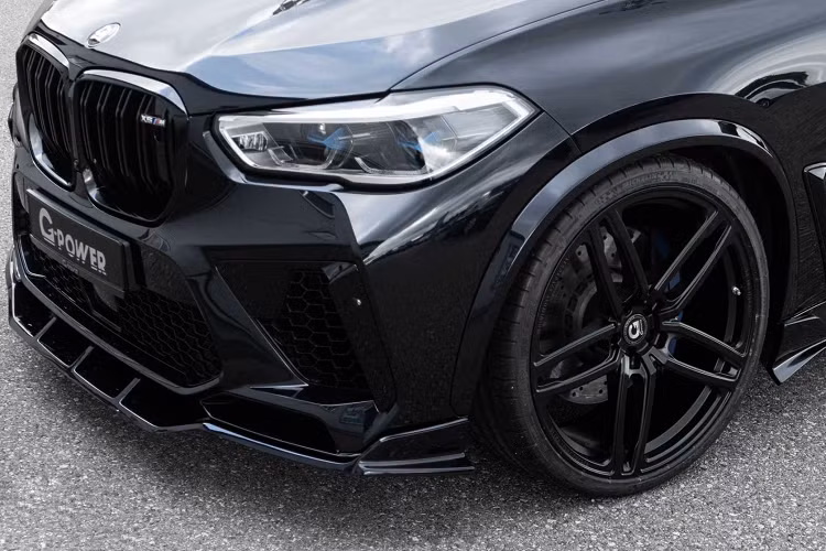 G-Power cũng nâng cấp mâm xe lên bộ mâm Hurricane RR 23 inch, trong khi lò xo cuộn có thể điều chỉnh độ cao sẽ hạ thấp chiếc SUV lần lượt 40 và 45 mm ở phía trước và phía sau.