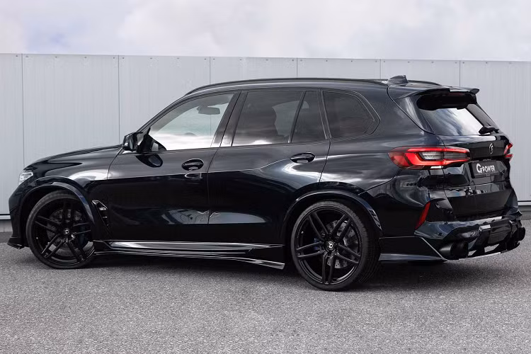 Chiếc SUV công suất cao có bộ khí động học carbon chín mảnh do hãng độ tự thiết kế, bổ sung thêm một cánh gió trước mới, phần mở rộng vòm bánh xe, ốp sườn, bộ khuếch tán phía sau và cánh gió sau.