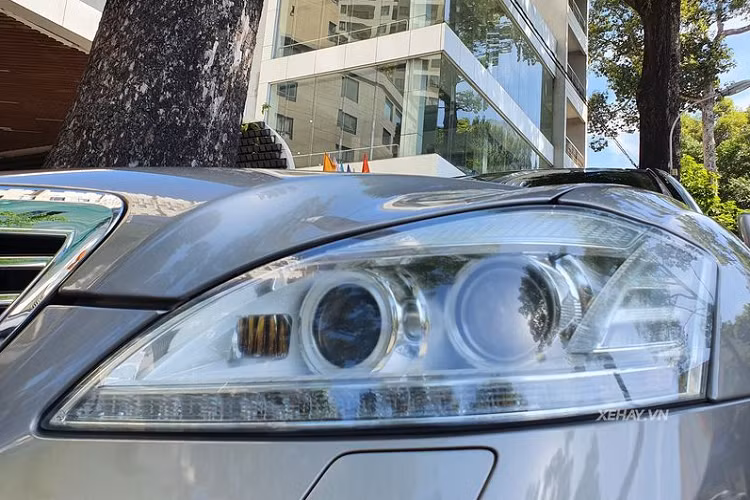 Dù vậy thì chiếc xe sang Mercedes-Benz S65 AMG W221 vẫn là "nỗi khiếp sợ" của nhiều mẫu xe thể thao hiện đại ngày nay, bởi vì S65 AMG W221 sở hữu khối động cơ tăng áp kép biturbo V12 6.0L sản sinh công suất 604 mã lực và mô-men xoắn cực đại tới 1.000 Nm.