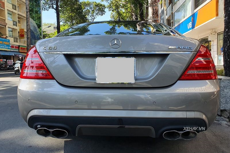 Ở phía sau, xe được trang bị phần cản cơ bắp, tên xe và logo AMG được đính ở hai bên đuôi xe, cùng hệ thống ống xả kép cho âm thanh uy lực hơn bản S63.