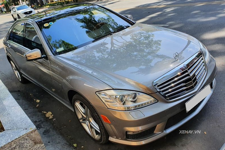 Về thiết kế, S65 AMG W221 có diện mạo cứng cáp gân guốc và cũng rất thể thao. Phần đầu xe nổi bật với lưới tản nhiệt 4 nan đơn kèm logo ngôi sao ba cánh, các khe gió cỡ lớn và dải LED định vị. Nắp ca-pô kiểu dập gân làm tăng thêm vẻ khỏe khoắn của xe.