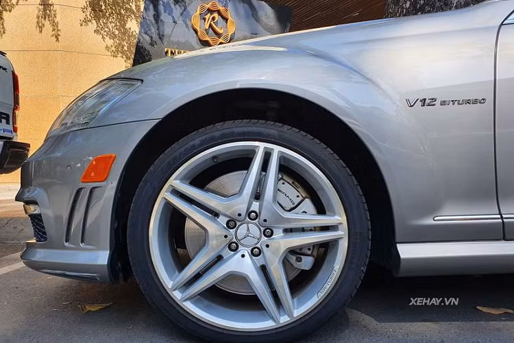 Chiếc Mercedes-Benz S65 AMG W221 trong bài "cưỡi" trên bộ mâm AMG 5 chấu đơn có đường kính 20 inch sơn màu bạc, kết hợp hệ thống phanh đĩa hiệu suất cao.
