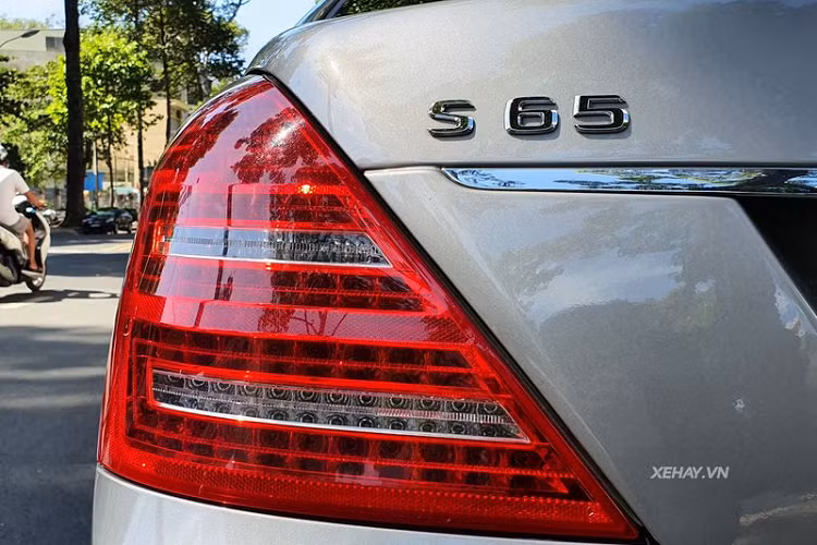 Không rõ chiếc S65 trong bài hiện có giá trị ra sao nhưng tại thời điểm mới về Việt Nam, giá xe Mercedes-Benz S65 AMG W221 được các công ty tư nhân chào bán lên tới 16 tỷ đồng.