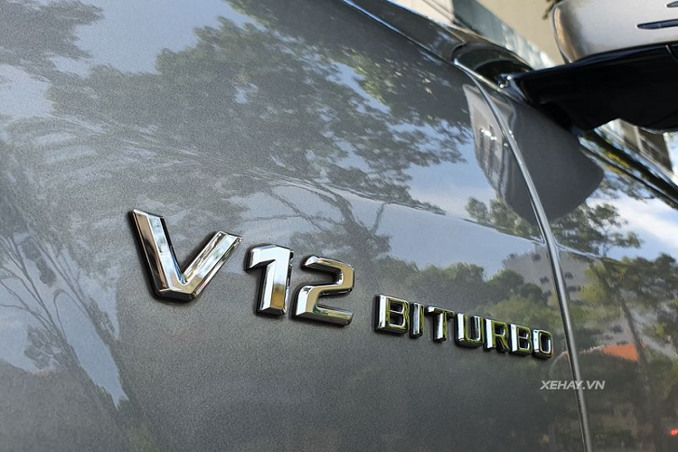 Đi kèm là hộp số tự động 5 cấp AMG SpeedShift, xe chỉ cần 4,4 giây để tăng tốc từ 0 - 100 km/h trước khi cán tốc độ tối đa 250 km/h.