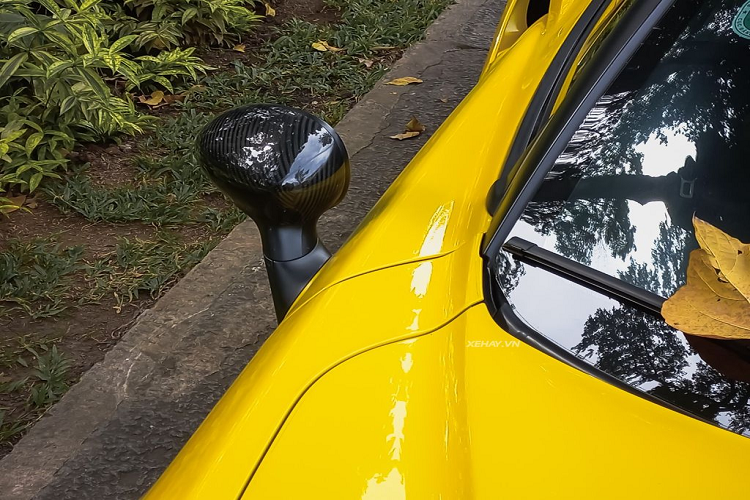 Alfa Romeo 4C Launch Edition sử dụng động cơ 4 xy-lanh dung tích 1.7 lít, sản sinh 237 mã lực và mô men xoắn cực đại đạt 350 Nm.