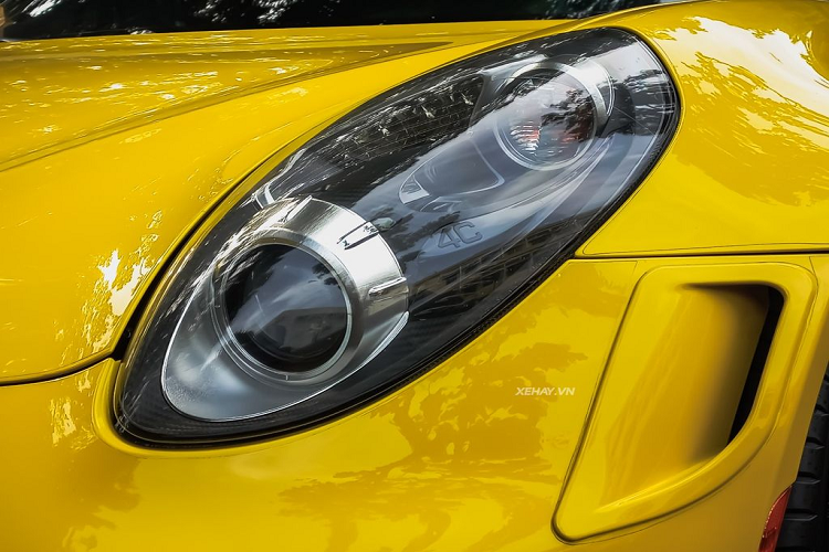 Phiên bản Launch Edition sở hữu nhiều chi tiết nâng cấp khác biệt phiên bản thông thường như đèn pha dạng bi-xenon tích hợp thêm đèn LED chiếu sáng ban ngày bọc sợi carbon bên trong choá đèn, đuôi cá phía sau bằng sợi carbon cao cấp cùng bộ mâm với kích thước 18 inch trước và 19 inch sau màu đen nhám.