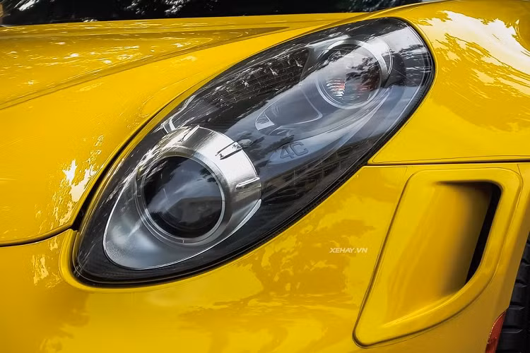 Phiên bản Launch Edition sở hữu nhiều chi tiết nâng cấp khác biệt phiên bản thông thường như đèn pha dạng bi-xenon tích hợp thêm đèn LED chiếu sáng ban ngày bọc sợi carbon bên trong choá đèn, đuôi cá phía sau bằng sợi carbon cao cấp cùng bộ mâm với kích thước 18 inch trước và 19 inch sau màu đen nhám.