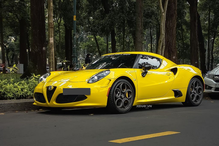 Chiếc Alfa Romeo 4C Launch Edition tại Việt Nam này chỉ được phân phối 400 chiếc cho thị trường châu Âu, châu Phi và Trung Đông, 500 cho thị trường Bắc Mỹ và 100 chiếc còn lại cho toàn thế giới. Với số thứ tự 116/500, có thể nhận ra chiếc xe này được sản xuất cho thị trường Bắc Mỹ. Mẫu xe này đã từng đạt được giải thưởng “Concept Car of the Year” do độc giả của tạp chí Auto Bild bầu chọn.