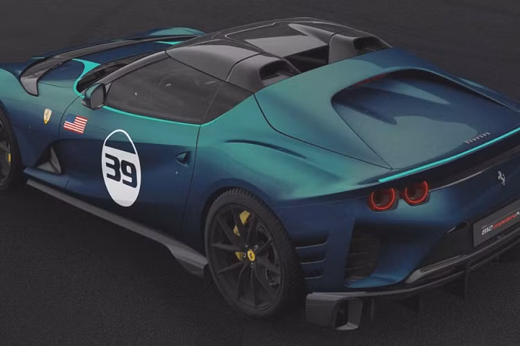 Theo mô tả từ Ferrari, Blu Capri là sự kết hợp giữa màu xanh lá cây cùng một chút màu xanh lam, thể hiện sự “mãnh liệt, óng ánh và nhiều sắc thái khác nhau lấy cảm hứng từ biển cả”. Mặc dù chiếc 812 Competizione A này chỉ xuất hiện dưới dạng hình ảnh kết xuất đồ họa nhưng nó vẫn mang đến cái nhìn rất đặc biệt và đầy ấn tượng.