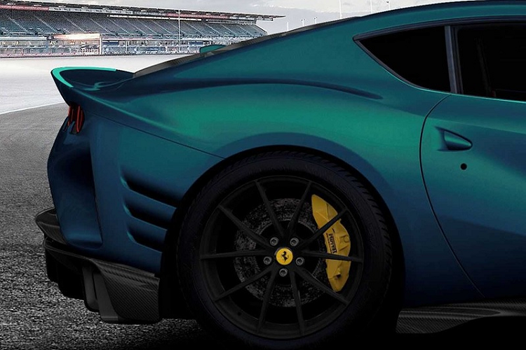 Lớp sơn ngoại thất Blu Capri tối màu kết hợp một cách hài hòa với sợi carbon ở hốc hút gió trước, mui xe và bộ khuếch tán phía đuôi xe. Ẩn sau bộ mâm hợp kim 5 chấu kép sơn đen là các kẹp phanh màu vàng nổi bật. Ngoài những hình ảnh này, Ferrari không tiết lộ bất kỳ thông tin nào khác về 4 mẫu xe còn lại lấy cảm hứng từ chuyến tham quan Cavalcade. 