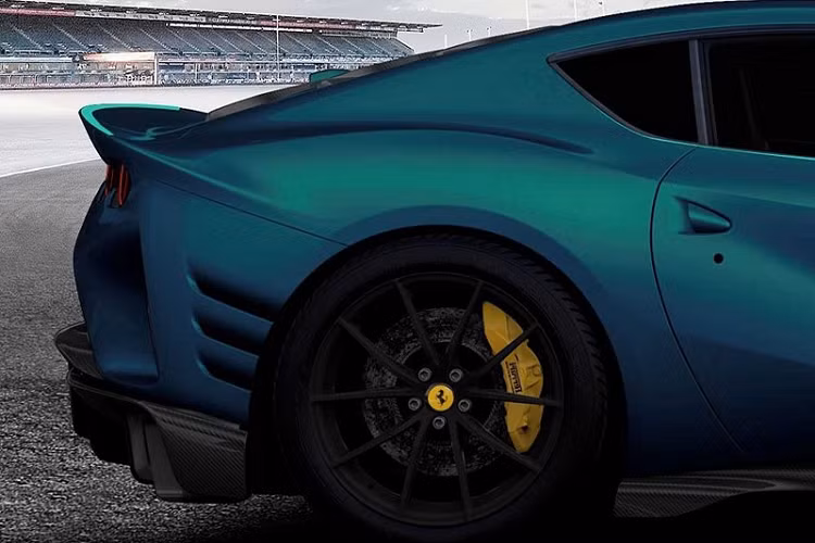 Lớp sơn ngoại thất Blu Capri tối màu kết hợp một cách hài hòa với sợi carbon ở hốc hút gió trước, mui xe và bộ khuếch tán phía đuôi xe. Ẩn sau bộ mâm hợp kim 5 chấu kép sơn đen là các kẹp phanh màu vàng nổi bật. Ngoài những hình ảnh này, Ferrari không tiết lộ bất kỳ thông tin nào khác về 4 mẫu xe còn lại lấy cảm hứng từ chuyến tham quan Cavalcade. 