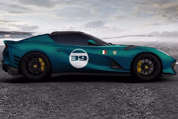 Ferrari cho biết mẫu siêu xe này có khả năng tăng tốc từ 0 - 100 km/h trong 2,85 giây, với tốc độ tối đa 340 km/h. Đối với phiên bản tiêu chuẩn 812 Competizione, Ferrari chỉ sản xuất giới hạn 999 chiếc dưới dạng coupe và dự kiến bắt đầu giao xe vào quý I năm nay. Phiên bản mui trần có thể được bàn giao đến tay khách hàng sớm nhất vào quý IV năm nay.