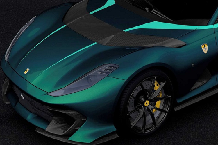 Để kỷ niệm 10 năm chuyến tham quan Ferrari Cavalcade đầu tiên, Ferrari cho biết hãng đang chế tạo 5 chiếc xe lấy cảm hứng từ các địa điểm dọc tuyến đường mang tính biểu tượng. Chiếc xe đầu tiên vừa được vén màn là Ferrari 812 Competizione A mới với dàn áo màu Blu Capri độc đáo.