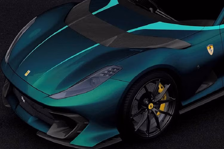 Để kỷ niệm 10 năm chuyến tham quan Ferrari Cavalcade đầu tiên, Ferrari cho biết hãng đang chế tạo 5 chiếc xe lấy cảm hứng từ các địa điểm dọc tuyến đường mang tính biểu tượng. Chiếc xe đầu tiên vừa được vén màn là Ferrari 812 Competizione A mới với dàn áo màu Blu Capri độc đáo.