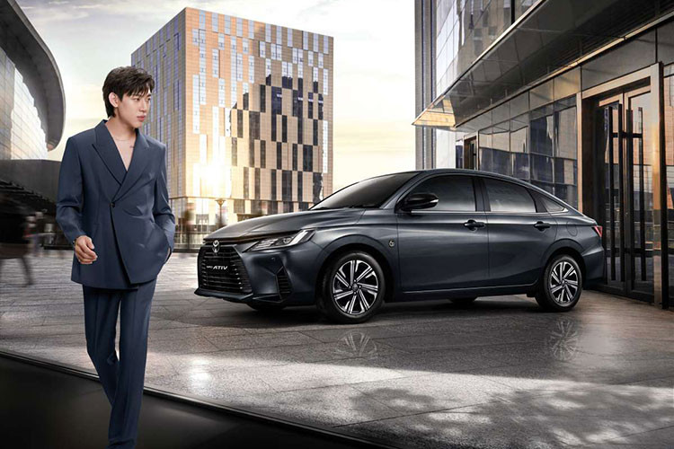 Khi mua phiên bản Smart, khách hàng Thái Lan có thể chọn 6 màu sơn ngoại thất, bao gồm cam Orange Spicy Scarlet (mới), xám Urban Metal Gray (mới), bạc Silver Metal Stream Metallic, đen Attitude Black Mica, đỏ Red Mica Metallic và trắng Super White.