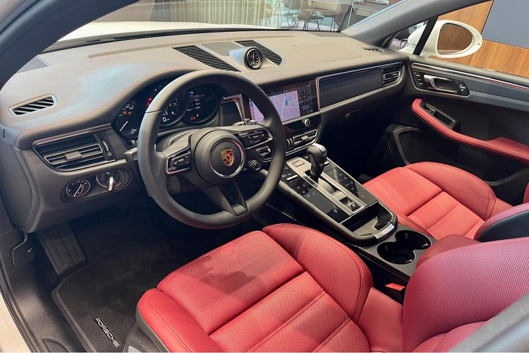 Nội thất của Porsche Macan 2022 đi theo phong cách hiện đại, trẻ trung và đậm chất thể thao, với một chiếc đồng hồ analog nằm ở chính giữa táp-lô mang tính nhận diện thương hiệu. Các phím bấm cảm ứng điều khiển hệ thống điều hòa và hệ thống thông tin giải trí nằm gọn gàng hai bên cần số, tạo cảm giác gọn gàng và dễ sử dụng hơn.