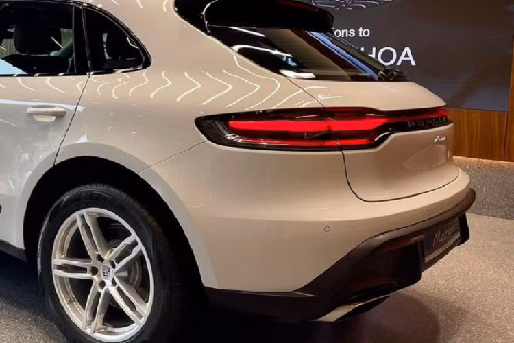 Phiên bản Tiêu chuẩn và Macan T được trang bị động cơ 2.0L, cho công suất 261 mã lực và 400 Nm mô-men xoắn. Trong khi đó, Macan S và Macan GTS sử dụng máy tăng áp kép 2.9L cho sức mạnh lần lượt là 375 mã lực / 520 Nm và 414 mã lực / 550 Nm. Cả 4 phiên bản đều kết hợp với hộp số 7 cấp.