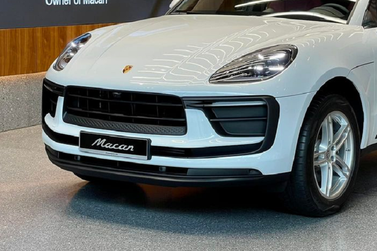 Porsche Macan 2022 vẫn sử dụng màn hình thông tin giải trí 10.9 inch với chức năng ra lệnh bằng giọng nói chạy trên nền tảng Porsche Communication Management (PCM). Giống như thiết kế bên ngoài, Porsche cũng cung cấp cho khách hàng nhiều gói trang trí tùy chọn cho khoang cabin của Macan như nội thất ốp sợi carbon và ghế ngồi bọc da Race-Tex với đường chỉ khâu tương phản.