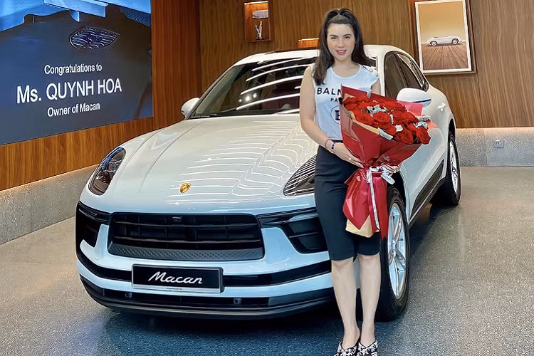 Chiếc Porsche Macan 2022 của Quỳnh Hoa được hoàn thiện trong lớp sơn ngoại thất màu trắng Carrara White Metallic. Trong khi đó ở bên trong cabin, chiếc xe thể thao có tông màu đỏ “sexy” là chủ đạo. Hiện chưa rõ chiếc Porsche Macan 2022 này thuộc bản nào, cũng như số tiền mà cô đã bỏ ra để sở hữu. 