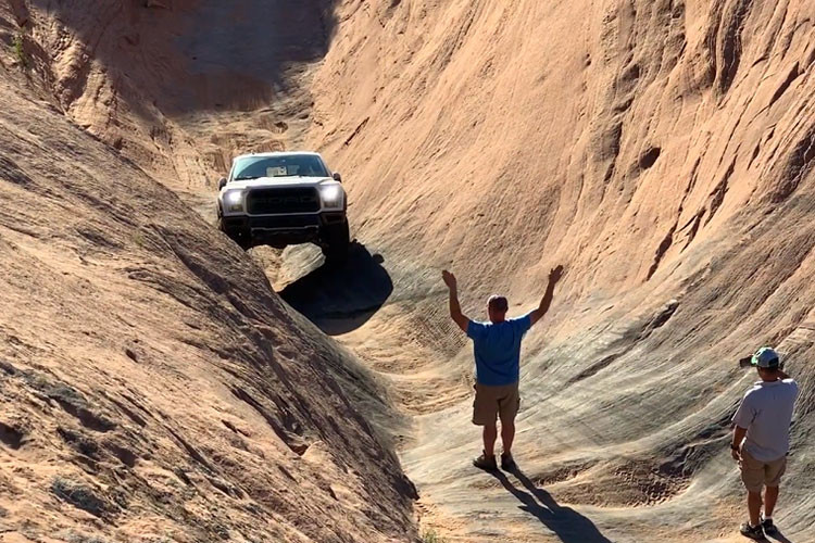 Cuối cùng là chế độ kéo Towing, nó có khoảng sáng gầm ở mức Standard và hệ thống treo ở mức Stiff, trong khi phanh phục hồi vẫn ở mức High và hệ thống kiểm soát cân bằng được kích hoạt On. Lực mô-men xoắn được áp dụng cho cả 4 bánh xe để đảm bảo lực kéo tốt hơn.