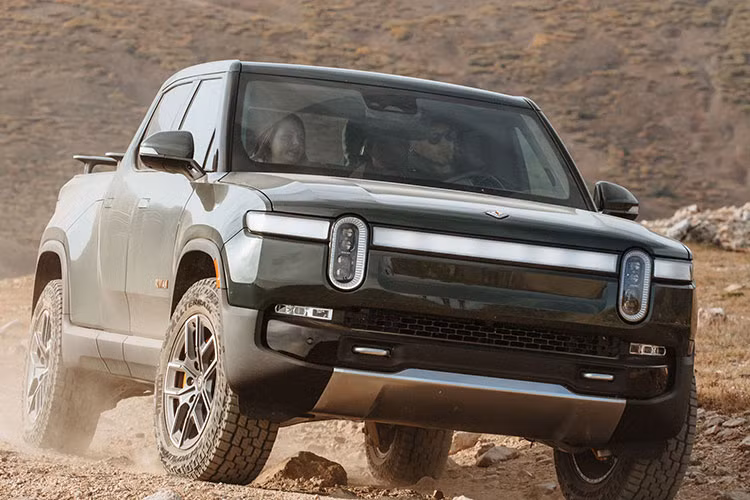 Hệ truyền động gồm 4 mô tơ điện của Rivian R1T 2022 mới mang lại cho mẫu bán tải này khả năng xử lý tốt trên nhiều địa hình. Để làm nổi bật điều đó, Rivian mới đây đã chia sẻ một video cho thấy tất cả 8 chế độ lái có ở R1T – 4 dành cho đường nhựa và 4 dành cho đường địa hình. Ngoài việc chúng ta có cơ hội được thấy từng chế độ hoạt động ra sao, chúng ta cũng nhận được thông tin chi tiết về từng cài đặt ở mỗi chế độ.