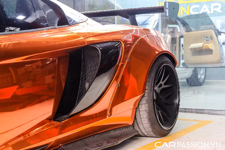 Chủ nhân cũng đã cho siêu phẩm độ McLaren 650S Spider Liberty Walk ra biển số 93 của tỉnh Bình Phước. Hiện tại dải đất hình chữ S có 2 xe McLaren 650S Spider độ Liberty Walk, chiếc còn lại của tay chơi xe nội tiếng Dương Kon.