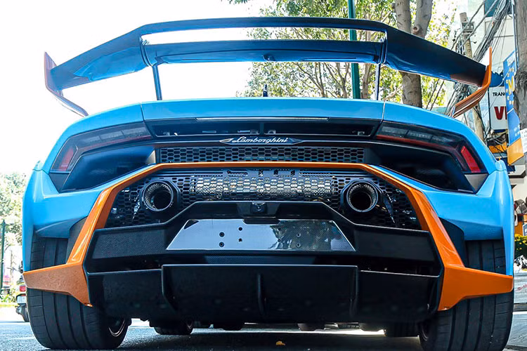 Nội thất chiếc siêu xe Lamborghini Huracan STO duy nhất về Việt Nam hiện tại được hoàn thành với ghế ngồi bọc da cao cấp màu đen cùng sọc đỏ nổi bật, ngoài ra, các đường chỉ may của xe cũng là tông đỏ. Chưa hết, nội thất xe còn có hàng loạt chi tiết carbon.