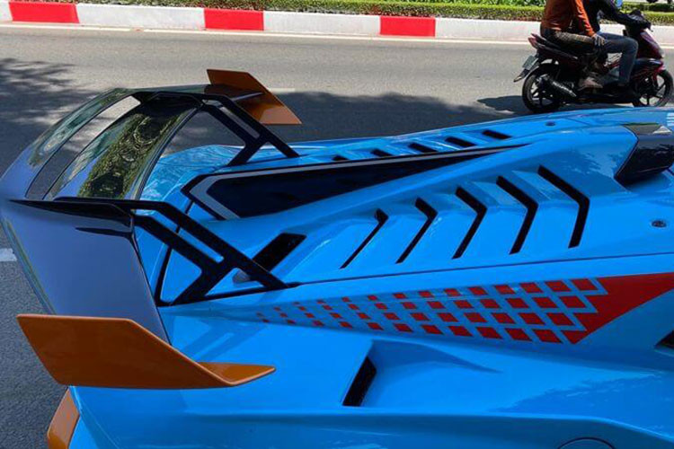 Lamborghini Huracan STO đầu tiên về Việt Nam để phục vụ đại gia Vũng Tàu sở hữu màu xanh Blu Laufey, đây là bộ áo đặc trưng của các dòng xe Huracan STO hiện tại, ngoài ra còn có các chi tiết viền vàng và trắng hay cam cũng như sợi carbon được đắp bên ngoài xe khá nhiều.