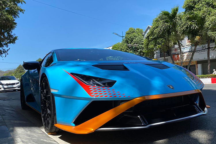 Lamborghini Huracan STO tăng tốc từ vị trí xuất phát lên 100 km/h chỉ trong thời gian 3 giây, trước khi lao đến tốc độ tối đa là 310 km/h. Quá dễ dàng thấy tốc độ tối đa của các siêu xe áp dụng các công nghệ xe đua và chú trọng vào chạy đường đua có tốc độ tối đa thường thấp hơn bản tiêu chuẩn.