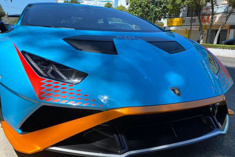 Được biết, chiếc siêu xe Lamborghini Huracan STO xuất hiện tại Việt Nam vào tháng 10/2021 và mãi đến nay chưa có xe thứ 2 xuất hiện, mặc dù đã có 1 đại gia về lan đột biến cho biết chiếc xe Lamborghini Huracan STO của mình sẽ sớm có mặt vào tháng 12/2021 để làm quà tặng cho con.