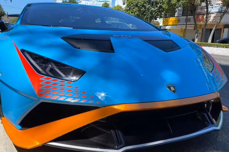 Được biết, chiếc siêu xe Lamborghini Huracan STO xuất hiện tại Việt Nam vào tháng 10/2021 và mãi đến nay chưa có xe thứ 2 xuất hiện, mặc dù đã có 1 đại gia về lan đột biến cho biết chiếc xe Lamborghini Huracan STO của mình sẽ sớm có mặt vào tháng 12/2021 để làm quà tặng cho con.