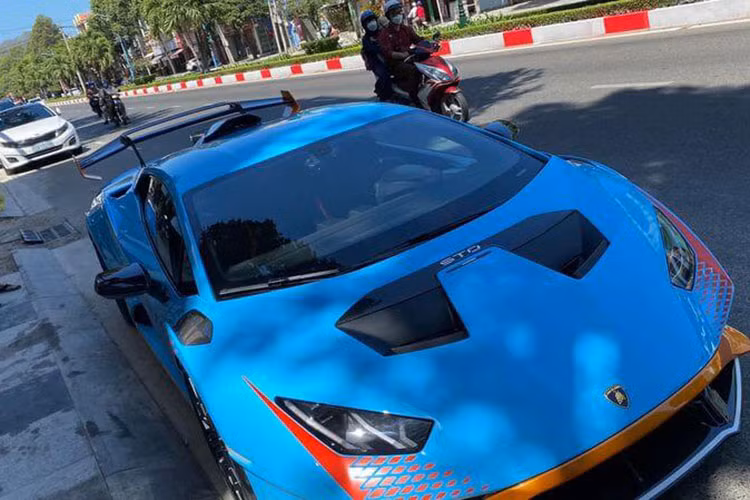 Đây hiện là chiếc siêu xe Lamborghini Huracan STO độc nhất Việt Nam. Xe thuộc sở hữu của 1 người chơi xe kín tiếng tại Vũng Tàu với bộ sưu tập bao gồm hàng loạt siêu xe đình đám như McLaren 720S Spider và Porsche 911 GT3 RS, đều là những cổ máy đích thực trong các trận đua drag. 