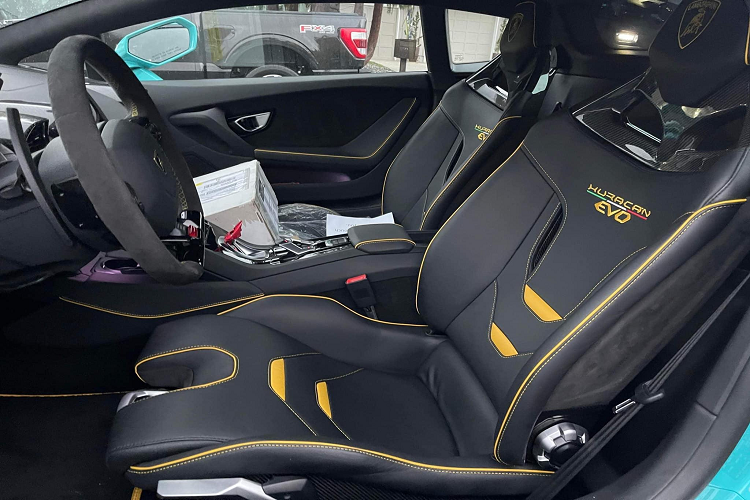 Chưa hết, siêu xe Lamborghini Huracan STO còn có màn hình giải trí lớn, vô lăng thiết kế lại và bảng đồng hồ theo phong cách xe đua. Lamborghini Huracan phiên bản STO sử dụng đến 75% là sợi carbon nên sở hữu trọng lượng chỉ ở mức 1.339 kg, nhẹ hơn Huracan Performante đến 43 kg.