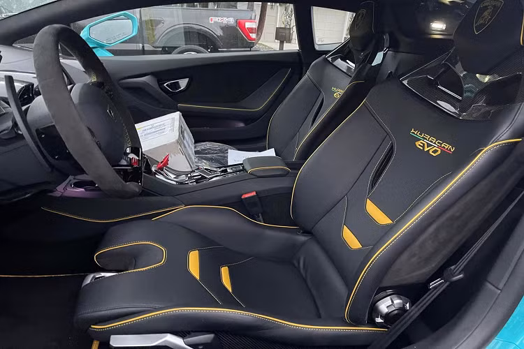 Chưa hết, siêu xe Lamborghini Huracan STO còn có màn hình giải trí lớn, vô lăng thiết kế lại và bảng đồng hồ theo phong cách xe đua. Lamborghini Huracan phiên bản STO sử dụng đến 75% là sợi carbon nên sở hữu trọng lượng chỉ ở mức 1.339 kg, nhẹ hơn Huracan Performante đến 43 kg.