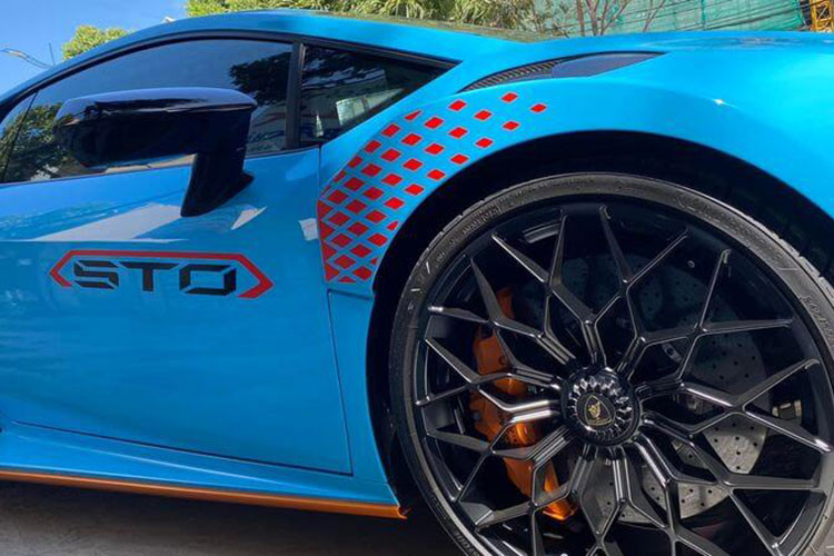 So với hơn 16 chiếc siêu xe Lamborghini Huracan đang lăn bánh tại Việt Nam, Huracan STO có vô lăng trang bị hoàn toàn mới với 3 tính năng bao gồm STO dành cho lái xe trên đường, Trofeo tập trung vào việc cung cấp cho người lái tất cả hiệu suất bạn cần cho thời gian vòng đua nhanh chóng và Pioggia sẽ giúp chủ nhân tối ưu hóa cho hệ thống kiểm soát lực kéo, mô-men xoắn và ABS khi di chuyển dưới trời mưa.