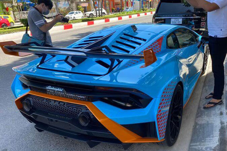 Hiện chưa rõ giá xe Lamborghini Huracan STO đầu tiên tại Việt Nam, chỉ biết rằng, Lamborghini Huracan STO có giá tại Hồng Kông là 16,9 tỷ đồng, còn các đại gia Thái Lan phải chi ra 23 tỷ đồng để sở hữu xe Lamborghini Huracan STO.