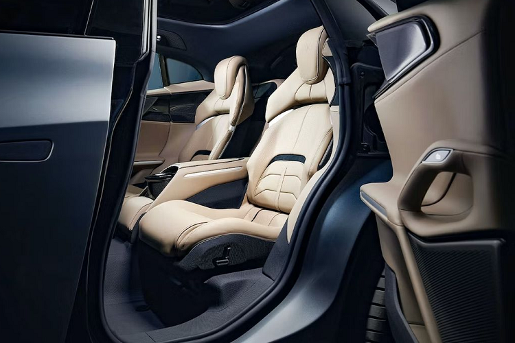 Mặc dù mang kiểu dáng SUV, Ferrari Purosangue vẫn sở hữu khối động cơ mạnh mẽ không kém cạnh các mẫu coupe thể thao. Cung cấp sức mạnh cho xe là khối động cơ V12 6,5 lít hút khí tự nhiên, sản sinh công suất 715 mã lực và mô-men xoắn 716 Nm. Năng lượng được truyền xuống bánh xe thông qua hộp số ly hợp kép 8 cấp và hệ dẫn động bốn bánh toàn thời gian. Xe tăng tốc từ 0-100 km/h chỉ trong 3,3 giây trước khi đạt tốc độ tối đa 310 km/h.