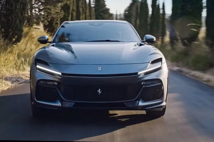 Giám đốc thương mại và tiếp thị của Ferrari - Enrico Galliera cho biết: “Chúng tôi có nguy cơ không thể đáp ứng đủ nhu cầu của khách hàng và có lẽ Purosangue sẽ phải chốt đơn đặt hàng trước rất sớm.”