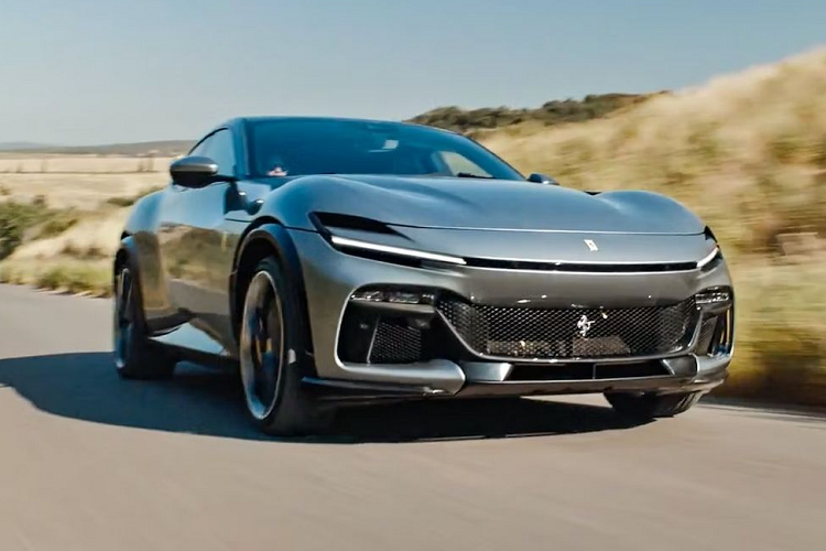 Mặc dù Ferrari vẫn chưa tiết lộ có bao nhiêu đơn đặt hàng trước cho siêu SUV Ferrari Purosangue, nhưng sản lượng sẽ được giới hạn không quá 20% trong tổng sản lượng hàng năm của hãng là khoảng 15.000 xe. Điều đó có nghĩa là chỉ có khoảng 3.000 chiếc Purosangue có thể được sản xuất hàng năm. Do vòng đời của Ferrari thường kéo dài từ 4 đến 5 năm nên sẽ chỉ có từ 12.000 đến 15.000 chiếc Purosangue được sản xuất.