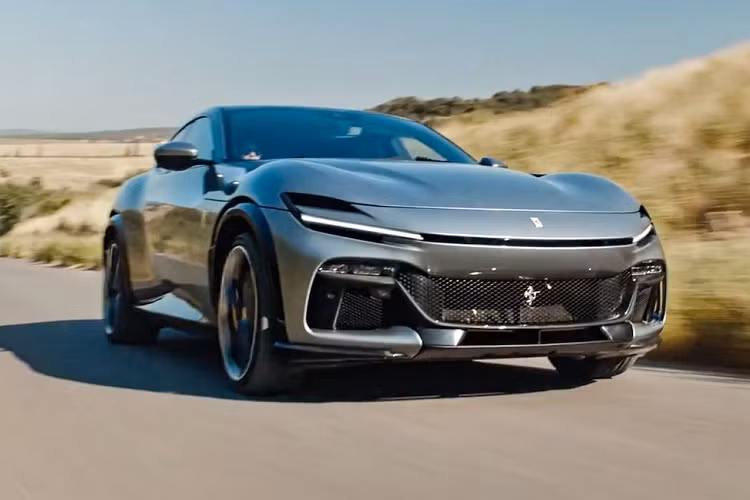 Mặc dù Ferrari vẫn chưa tiết lộ có bao nhiêu đơn đặt hàng trước cho siêu SUV Ferrari Purosangue, nhưng sản lượng sẽ được giới hạn không quá 20% trong tổng sản lượng hàng năm của hãng là khoảng 15.000 xe. Điều đó có nghĩa là chỉ có khoảng 3.000 chiếc Purosangue có thể được sản xuất hàng năm. Do vòng đời của Ferrari thường kéo dài từ 4 đến 5 năm nên sẽ chỉ có từ 12.000 đến 15.000 chiếc Purosangue được sản xuất.