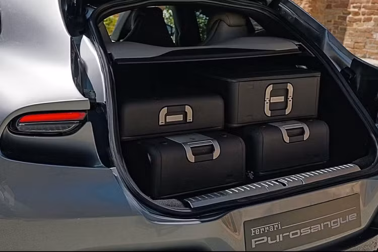 Theo CBNC, mức giá xe Ferrari Purosangue 2023 là 390.000 Euro (khoảng 9,4 tỷ đồng) tại Ý. Dây chuyền sản xuất bắt đầu ngay trong năm nay và những chiếc SUV đầu tiên của Ferrari sẽ tới tay khách hàng vào khoảng quý 2 năm 2023.