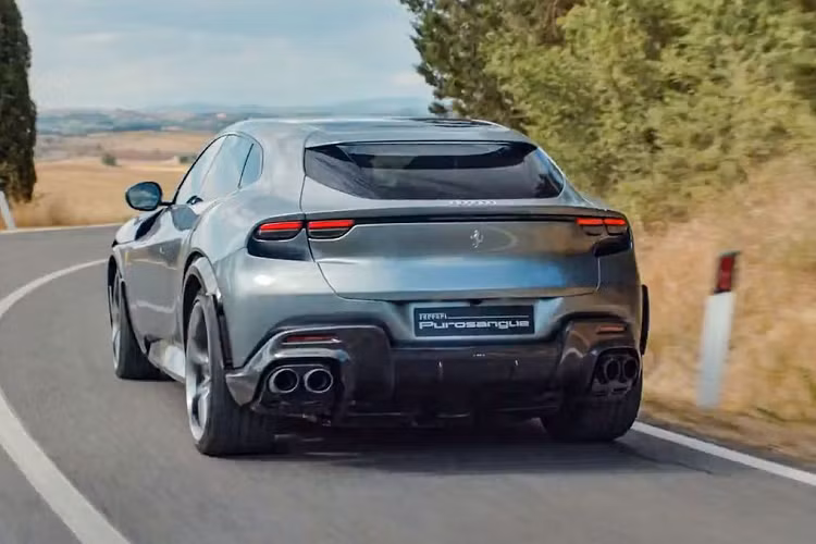 Enrico Galliera nói thêm rằng Purosangue đang thu hút nhiều khách hàng mới, những người chưa từng mua xe Ferrari. Tuy nhiên hãng sẽ ưu tiên những khách hàng “thân thiết” và họ sẽ là những người đầu tiên nhận được chiếc Ferrari Purosangue.