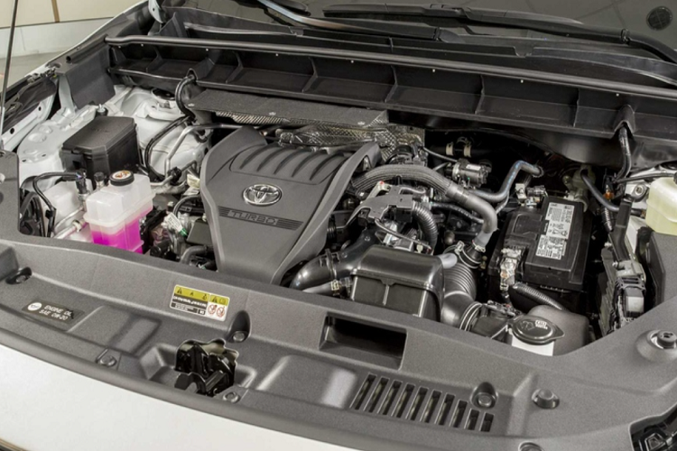 Mặt khác, phiên bản Toyota Highlander 2023 hybrid vẫn giữ nguyên như trước, với động cơ 2.5L 4 xi lanh kết hợp 2 mô tơ điện cho tổng công suất 243 mã lực và mức tiêu thụ nhiên liệu khoảng 6,53 lít / 100 km.