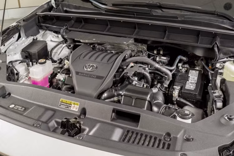 Mặt khác, phiên bản Toyota Highlander 2023 hybrid vẫn giữ nguyên như trước, với động cơ 2.5L 4 xi lanh kết hợp 2 mô tơ điện cho tổng công suất 243 mã lực và mức tiêu thụ nhiên liệu khoảng 6,53 lít / 100 km.